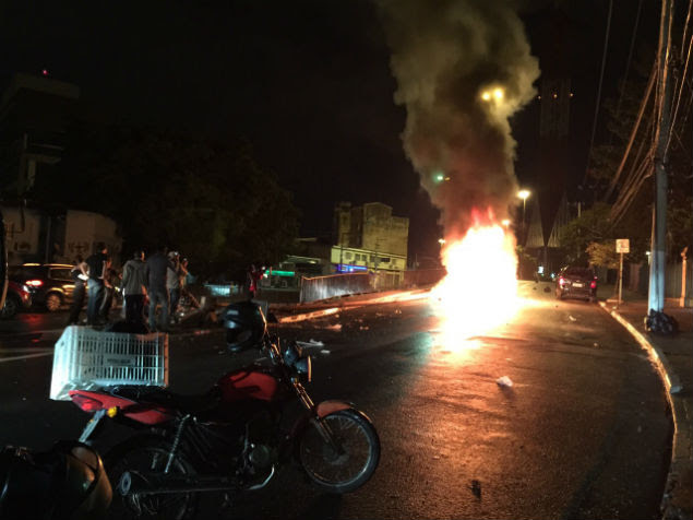 Carro pega fogo após bater em poste no cruzamento da avenida Dr. Arnaldo com a rua Heitor Penteado