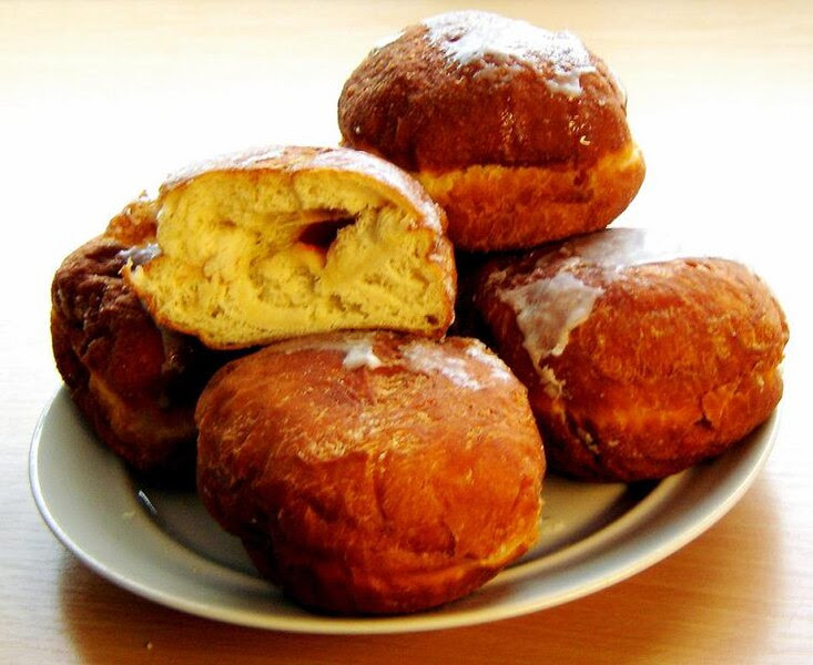 http://upload.wikimedia.org/wikipedia/commons/thumb/4/45/Polish_paczki.jpg/733px-Polish_paczki.jpg