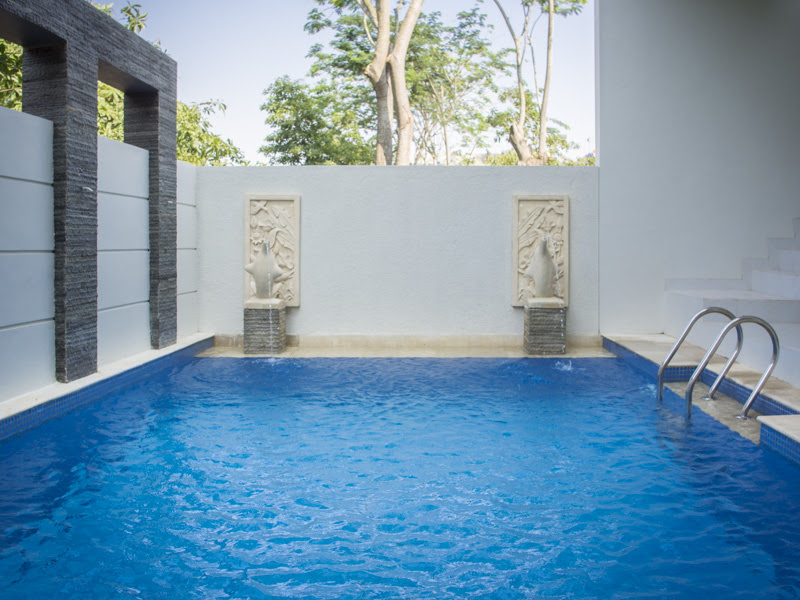 RUMAH DIJUAL: Rumah mewah brand new dengan kolam renang di 