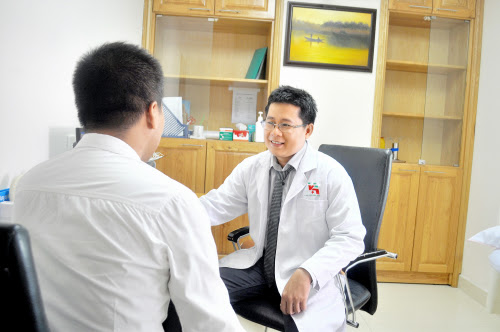 ThS.BS Dương Quang Huy tư vấn cho khách tới khám.