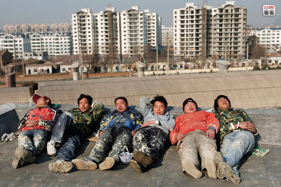 A group of construction painting workers are sleeping on a building roof in Jinan