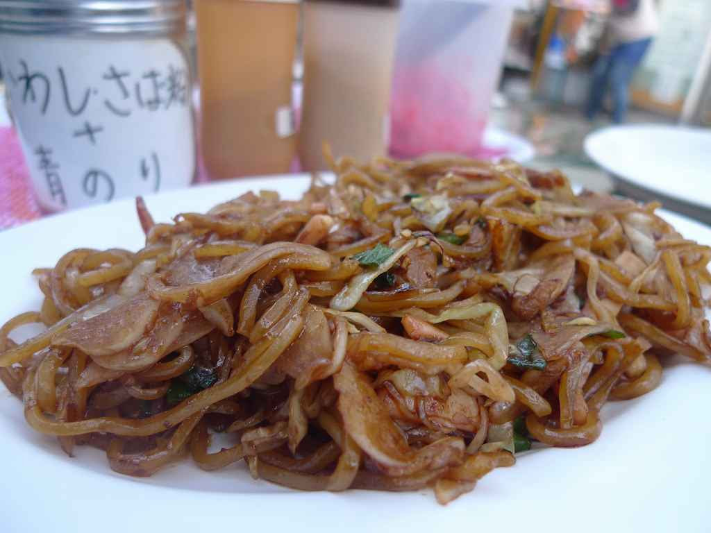 お宮横丁内の富士宮やきそば専門店 すぎ本でイカ入りやきそばと静岡麦酒