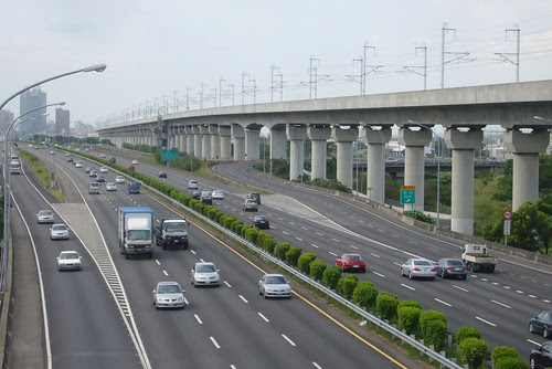 高鐵與高速公路