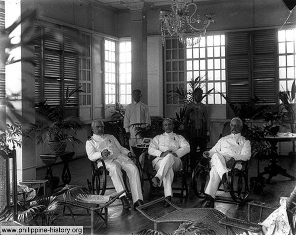 Gen. Otis and staff at Malacañang Palace in 1898