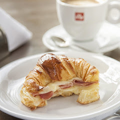 Croissant con jamón y queso