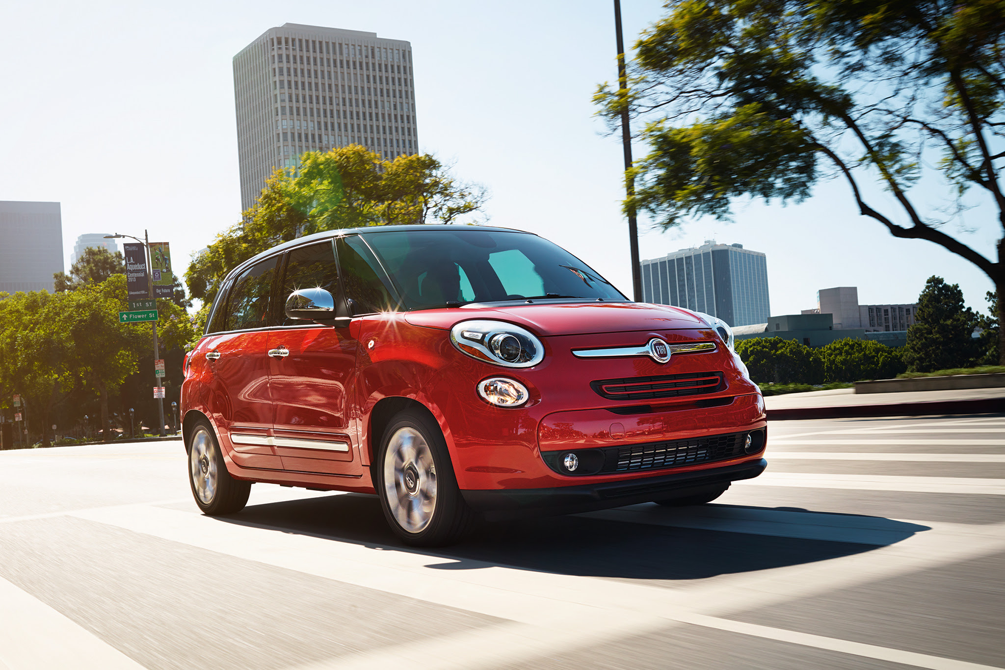 2017 Fiat 500L Lounge front three quarter in motion
