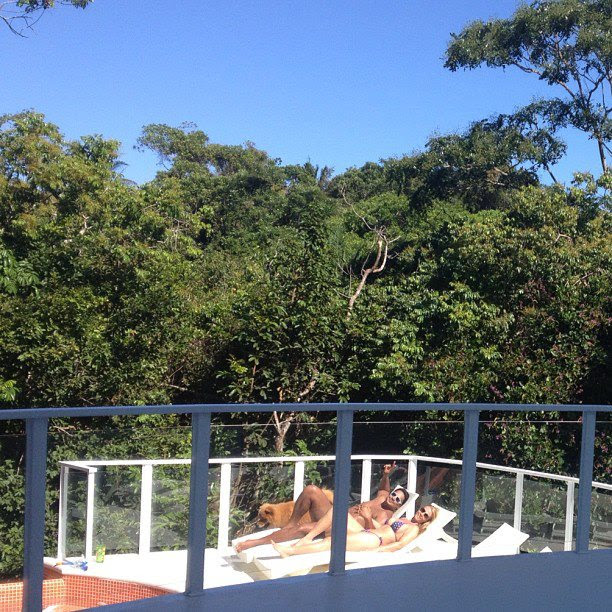 Carla Perez e Xanddy curtem piscina (Foto: Instagram)
