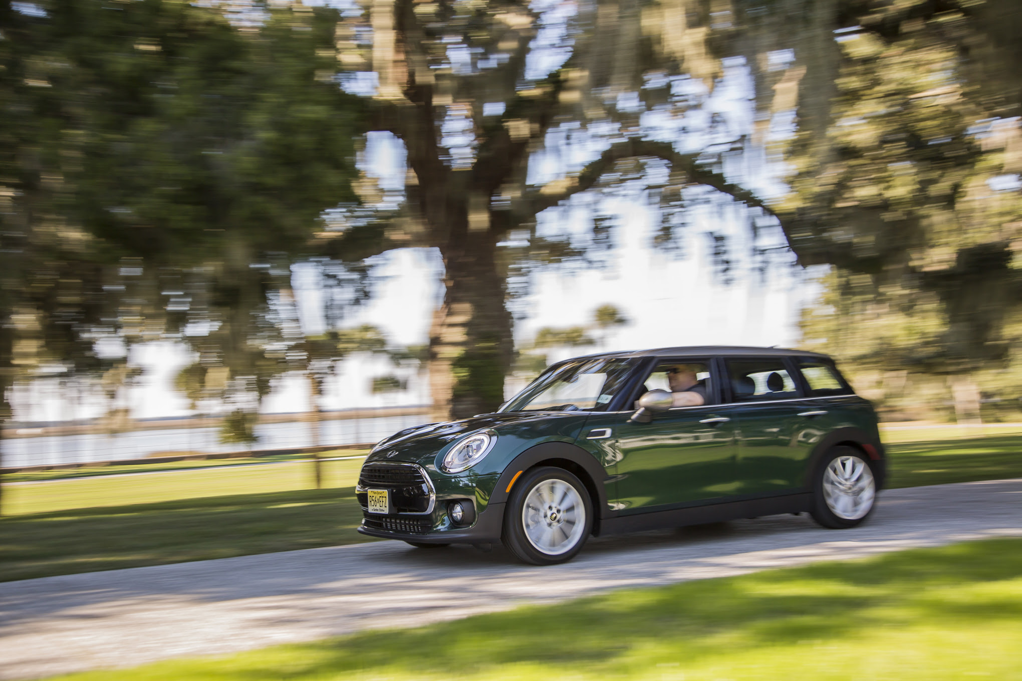 2016 Mini Clubman front three quarter in motion 04