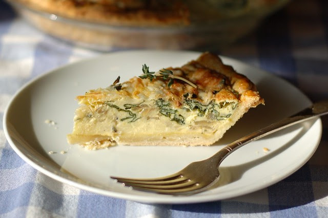 Spinach, onion & cheese quiche with thyme