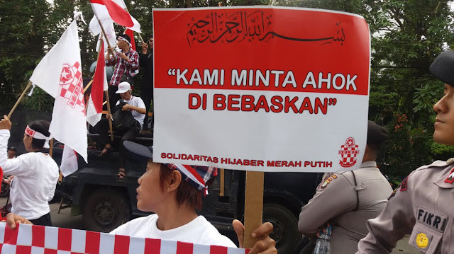 Lihat Nih... Aksi Lucu Ahoker Ngaku Hijaber Tapi Kok Tampilannya Gitu Yah... 
