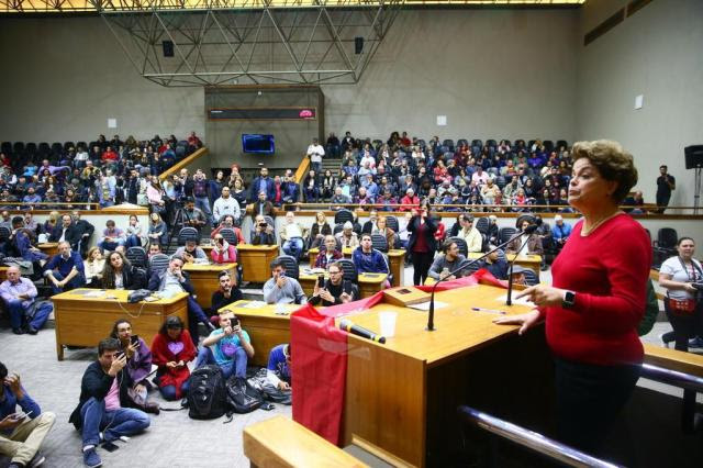 "Não tem um único empresário que pode dizer que me pagou propina", diz Dilma durante evento do PT Lauro Alves/Agencia RBS