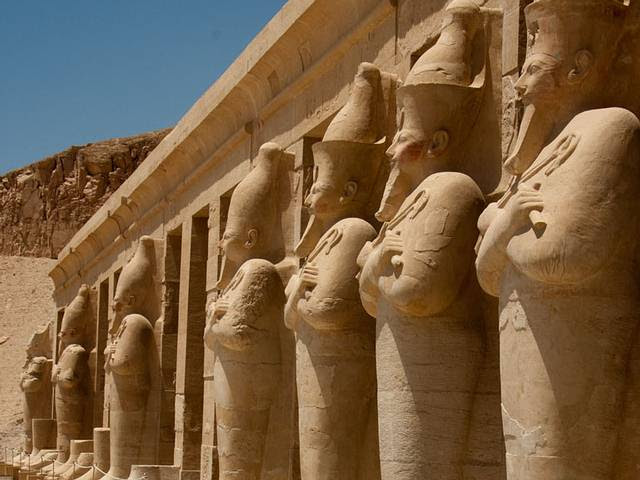 Según Heródoto, los sacerdotes tebanos asumían con naturalidad que hubo varias dinastías de dioses gobernantes en Egipto.