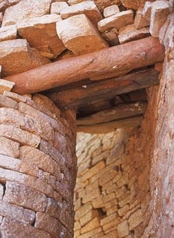 Gran Zimbabwe, la imitación de piedra de un dintel de madera