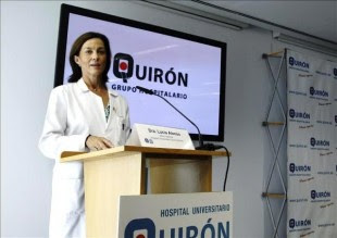 La gerente del Hospital Quirón Madrid, Lucía Alonso, durante la rueda de prensa en la que ha leído el parte médico,según el cuyal el Rey presenta hoy una "buena evolución del proceso infeccioso" .EFE