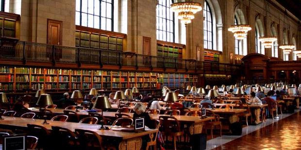 Perpustakaan Umum New York dengan koleksi buku-bukunya. Salah satu buku berjudul Api Fransiskus Xaverius dipinjam selama 55 tahun dan baru dikembalikan tahun 2013 ini. 