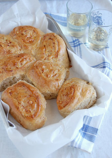 Cheese and onion scrolls / Pãezinhos de cebola e queijo