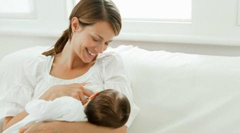 Heboh! Aksi Ibu Menyusui Anak Sambil Mengemudi HorasSumutNews.com - Berita Terkini Terbaru Hari Ini - Ibu yang sedang dalam fase menyusui memang tetap melakukan aktivitas seperti biasanya. Namun yang menjadi masalah, ketika sang bayi kelaparan dan memaksa ibunya untuk menyusui kapan saja dan di mana saja. Berita Viral dan Heboh, 