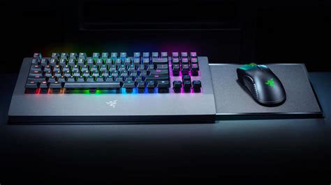 1) phone cases with metal components (e.g. Razer: in arrivo la prima tastiera e mouse per Xbox One?