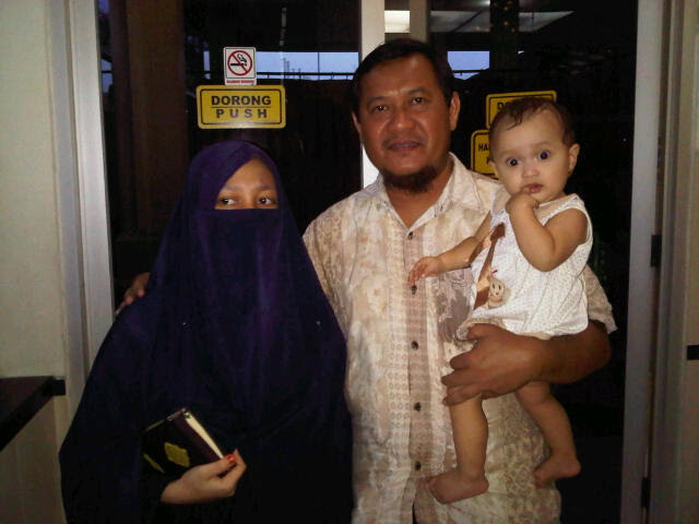 Fauzan Al-Anshari saat bertemu kembali dengan istri dan putrinya di mushalla bandara Soekarno-Hatta-IMG00046-20130213-1738-jpeg.image