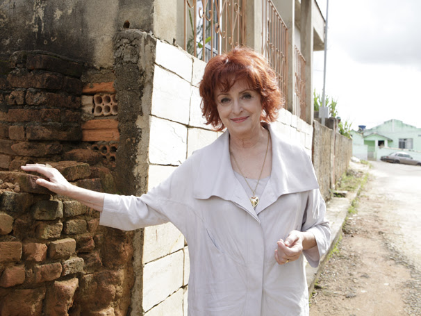 Ana Lúcia Torres está ruiva para viver mãe de desaparecido em 'Amor Eterno Amor' (Foto: Divulgação)