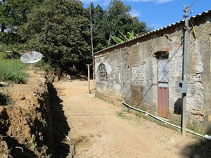 Casa onde a vítima vivia com a mãe, a avó e o padrasto em São Joaquim de Bicas. (Foto: Humberto Trajano/G1)