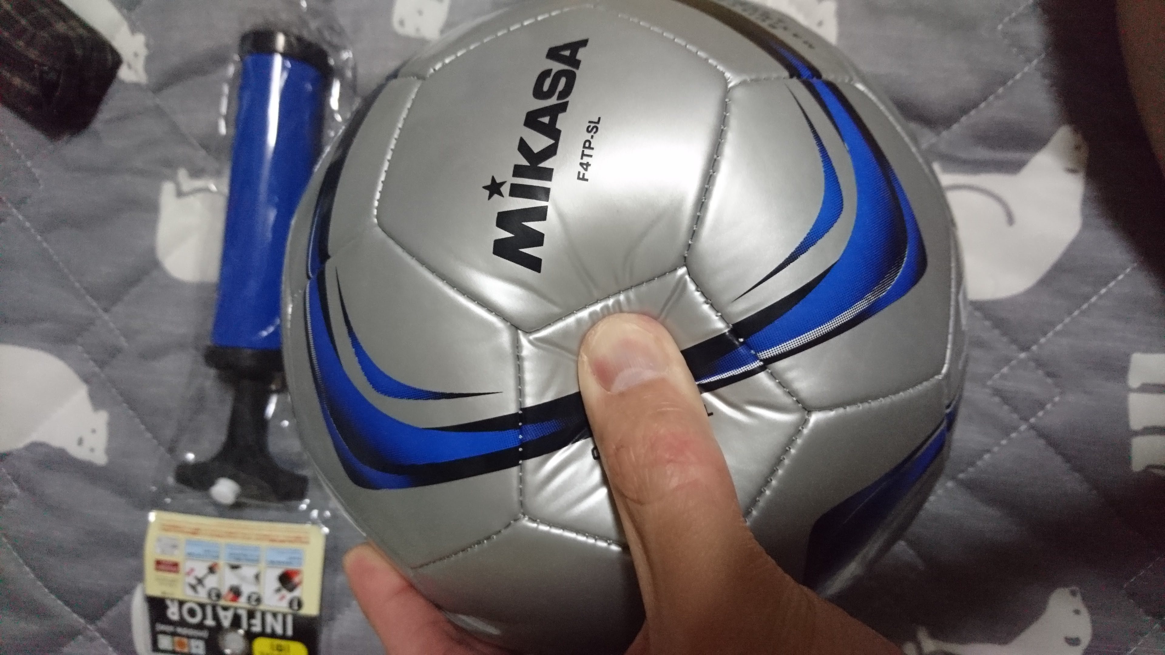 サッカーしようぜ 100均の空気入れは使えるのか サッカーボールに空気を入れてみる ねこのんの色々やってみよう 多趣味を力にするブログ