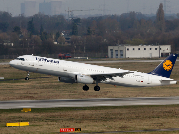 Avião com parentes de vítimas decola de Düsseldorf, na Alemanha, nesta quinta (Foto: Reuters)