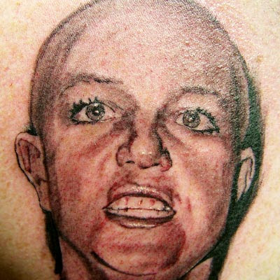 En la publicación norteamericana ew.com veo estos tatuajes con las caras de 