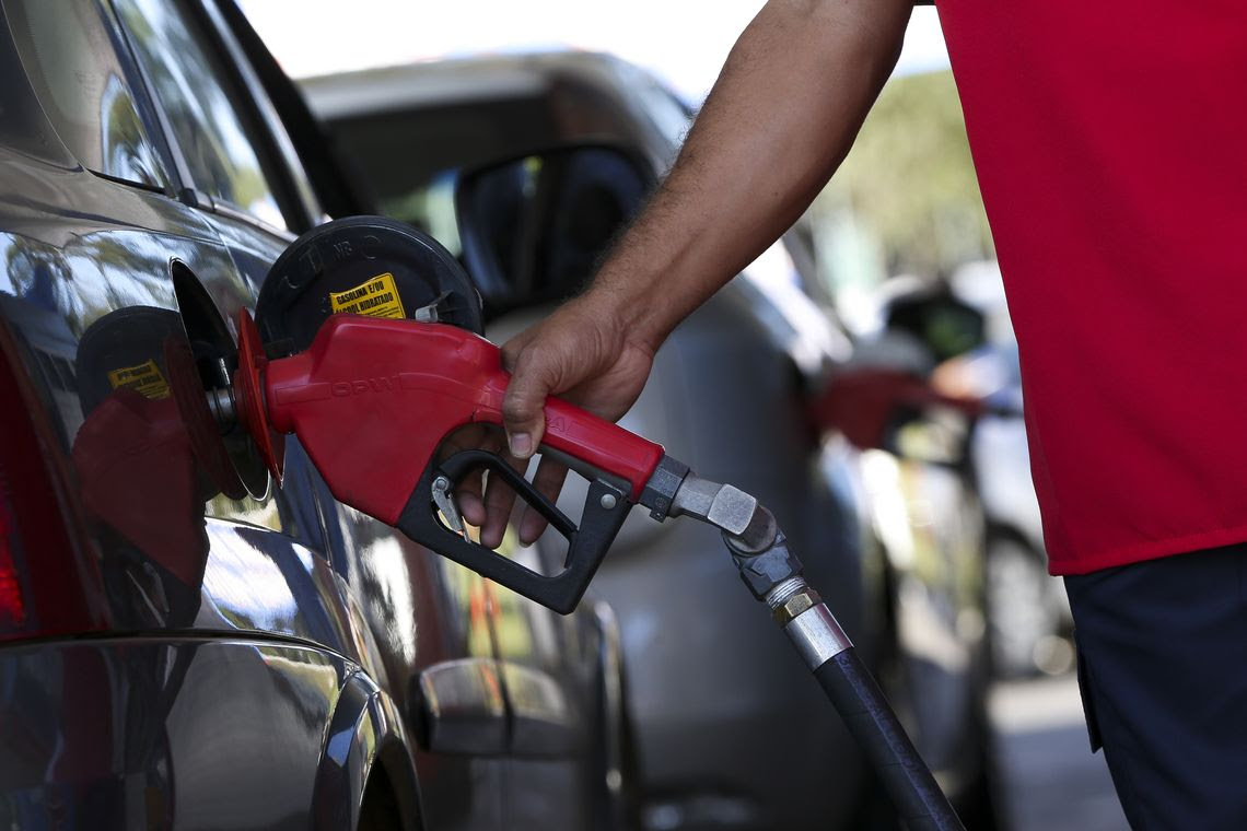 Brasilienses enfrentam atÃ© 4km de filas para abastecer em posto de combustÃ­veis que vende gasolina a R$ 2,98 como parte do Dia da Liberdade de Impostos (DLI). 