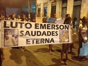 Protesto é realizado na Calçada, após morte de adolescente (Foto: Alan Tiago/G1 BA)