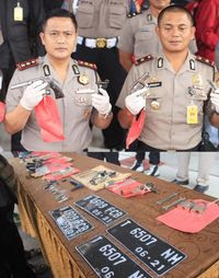 Terekam CCTV, Begini Aksi Sadis Komplotan Curanmor Berpistol di Karawang