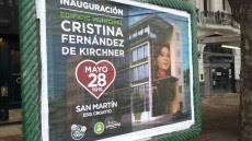 Ferraresi inaugura el edificio “Cristina Kirchner” con su imagen sobre corazones