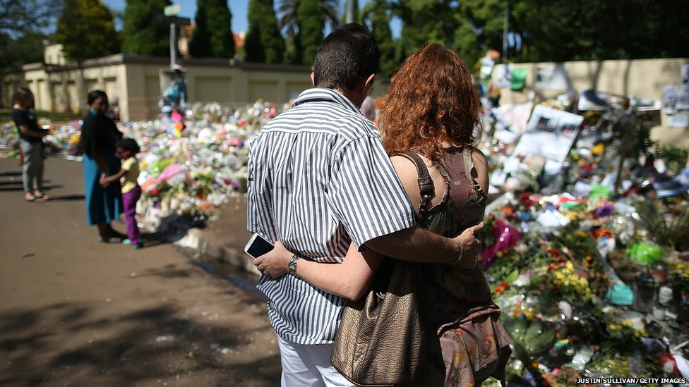 Mourners gather outside the home of former South African President Nelson Mandela in  Johannesburg 