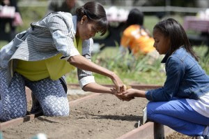 Michelle y una veintena de niños plantan trigo y espinacas en la Casa Blanca. EFE