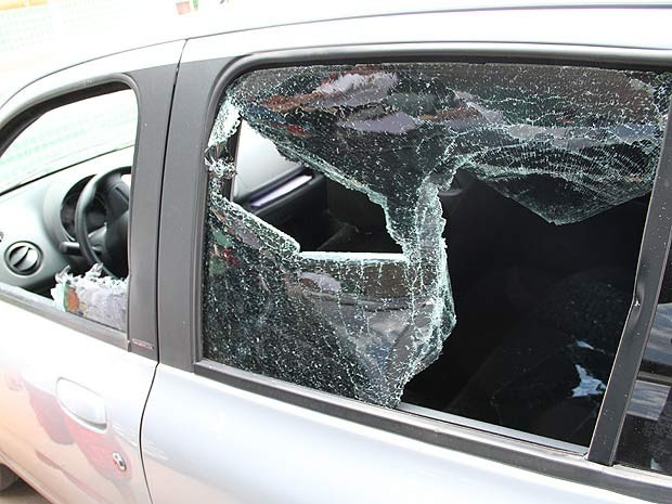 Carro com vidro quebrado após ataque de gerente de posto (Foto: Vianey Bentes/TV Globo)