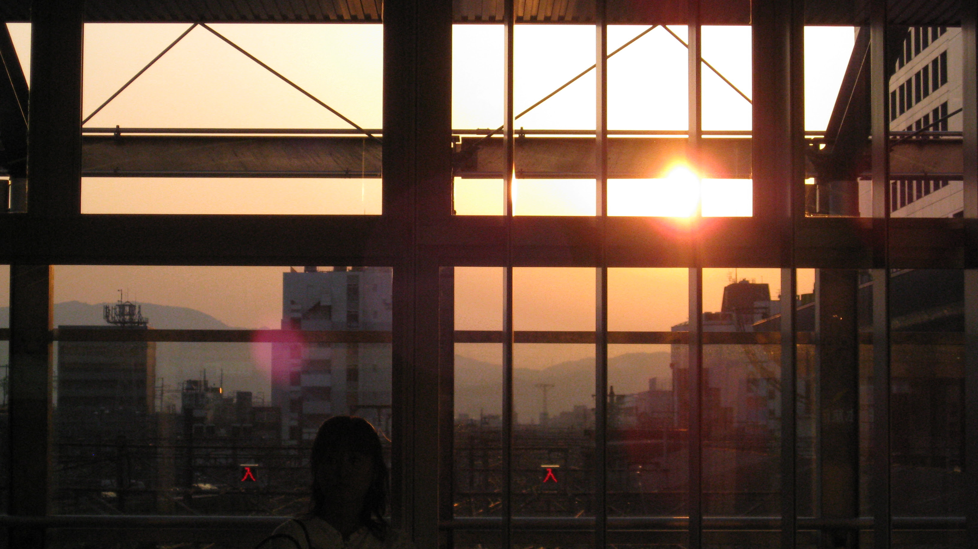 京都駅スバコの夕日 洋洋日記