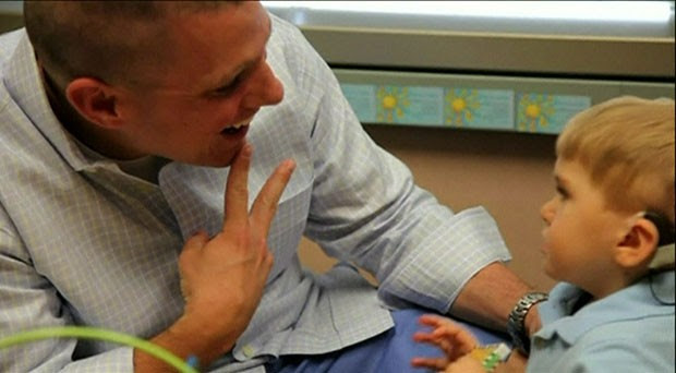 Grayson reage à voz do pai após implante ser ligado (Foto: Cortesia da Universidade da Carolina do Norte/BBC)