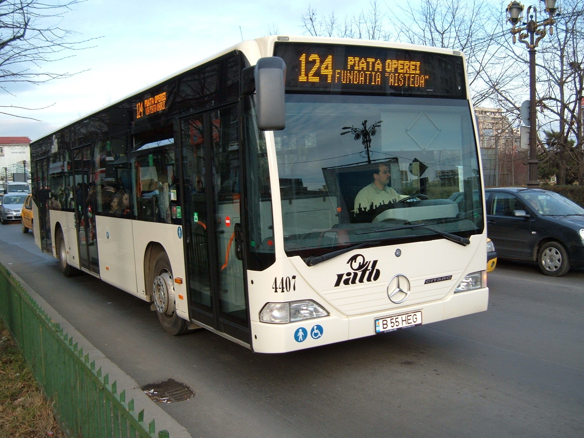 Bus Mercedes on line 124