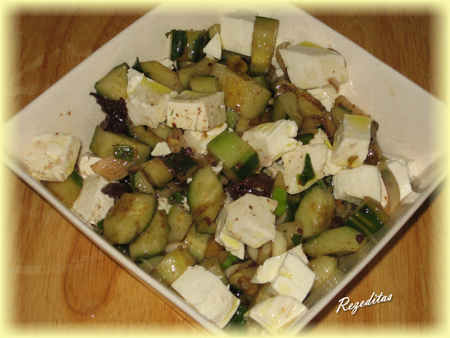 ENSALADA DE PEPINOS Y QUESO FRESCO DE CABRA