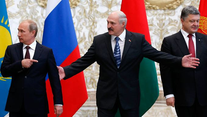 Lukaschenko (M.) hat keine leichte Aufgabe. Er soll zwischen Poroschenko (r.) und Putin (l.) vermitteln.