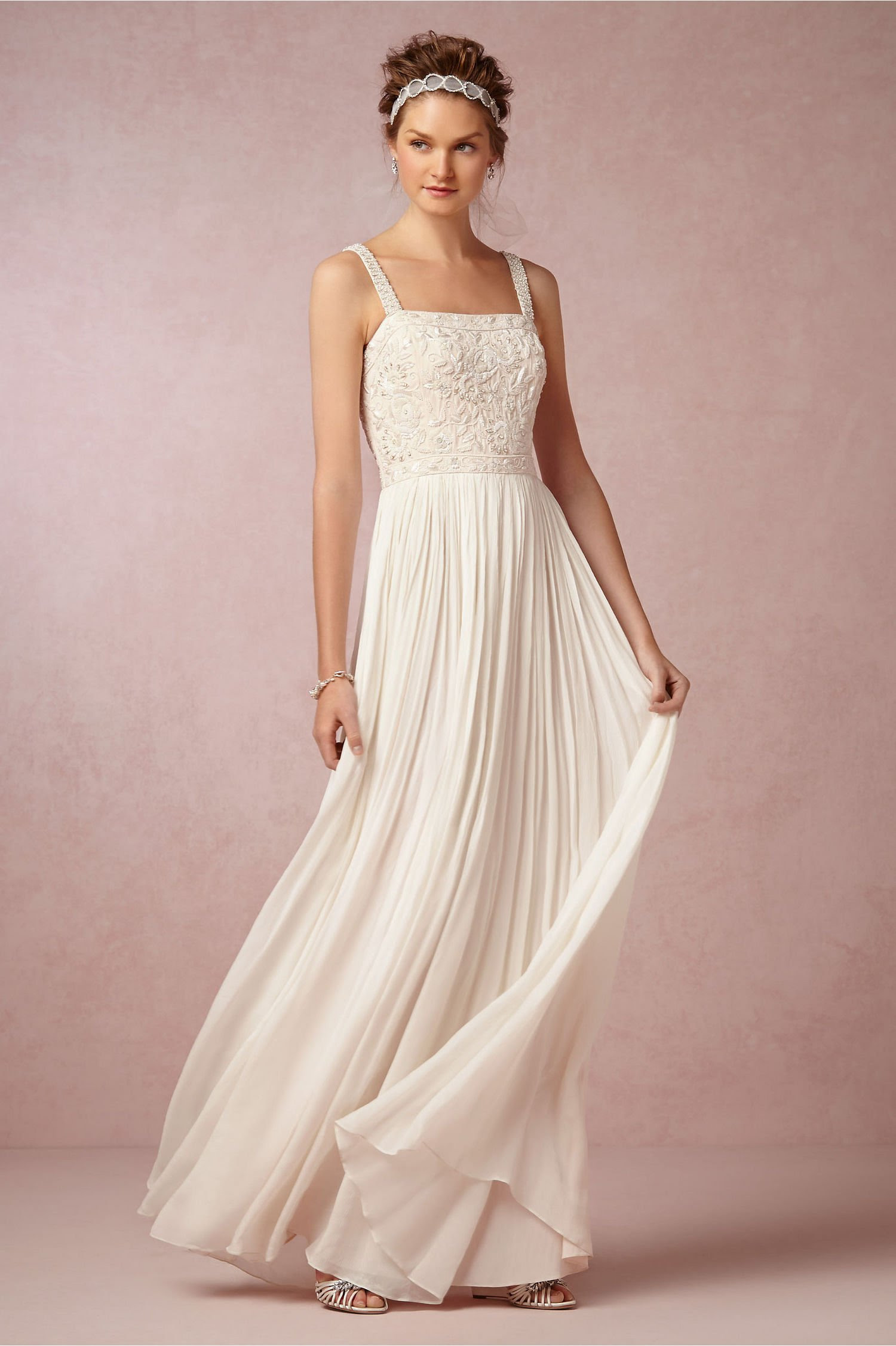 20 Unique Beach Wedding Dresses For A Romantic Beach Wedding - MagMent