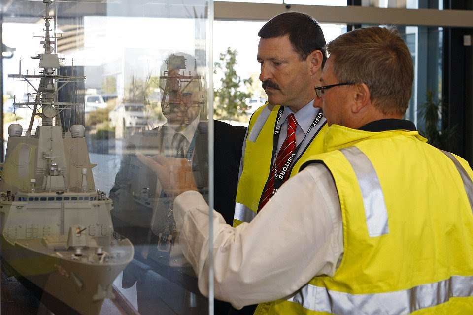 El ministro de Material de Defensa, Mike Kelly, observa un modelo a escala del futuro AWD (Foto: Ministerio de Defensa de Australia)
