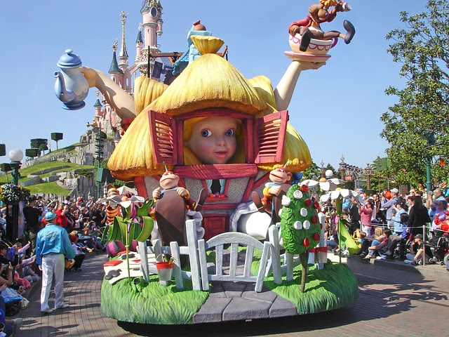 ハロウィンディズニーはパレードも楽しみ 今年は見逃せない２０周年記念