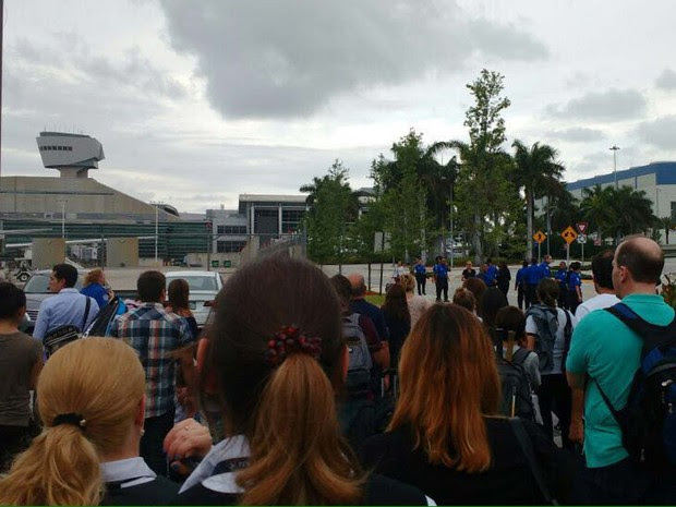 Passageiros do aeroporto de Miami foram orientados a ficar do lado de fora após bagagem abandonada ser encontrada (Foto: Alessandra Carneiro)