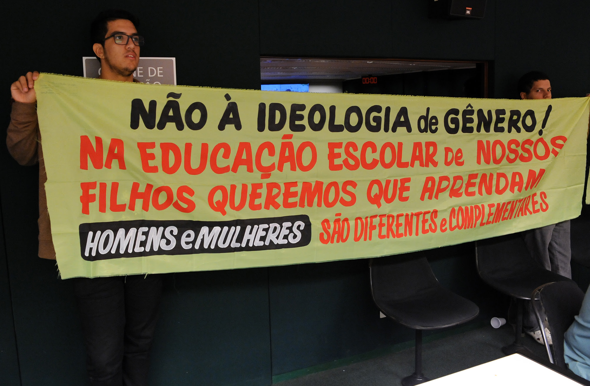 Audiência pública para explicar a exclusão das expressões 