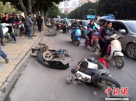 广西南宁发生恶性交通事故 致1死10伤 人民网汽车 人民网
