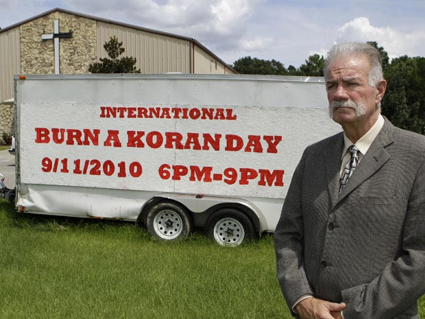 O reverendo Terry Jones posa nesta terça-feira (7) em frente à sede da igreja em Gainesville, no estado americano da Flórida.