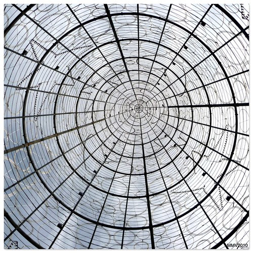 dentro del árbol de navidad de la puerta del sol