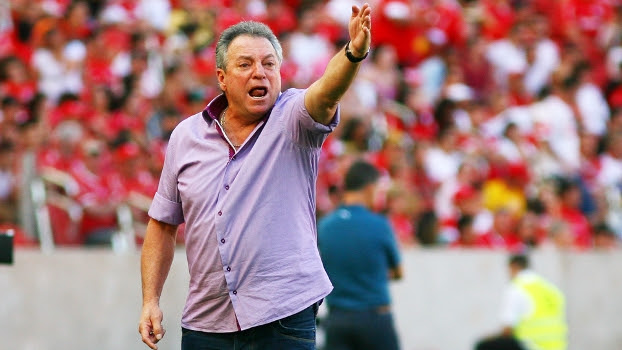 Abel Braga está chateado com candidato da oposição colorada
