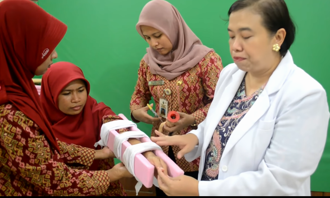Tak Usah Isap dan Ikat Luka Gigitan Ular, Lakukan Ini Saja!